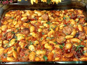 Γίγαντες με λουκάνικο και πιπεριές Φλωρίνης - Greek Giant Beans Gigantes