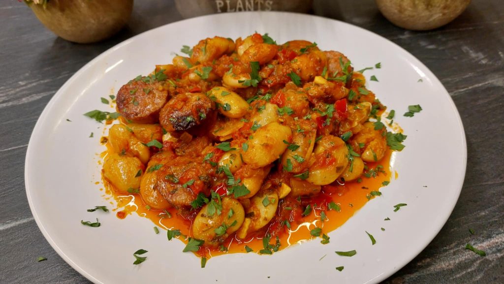 Γίγαντες με λουκάνικο σε πιάτο - Greek Giant Beans Gigantes In a plate