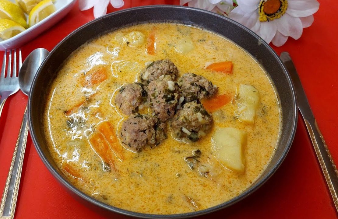 Γιουβαρλάκια αυγολέμονο σε βαθύ πιάτο - Greek Meatball Soup Avgolemono