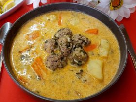 Γιουβαρλάκια αυγολέμονο σε βαθύ πιάτο - Greek Meatball Soup Avgolemono