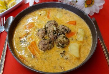 Γιουβαρλάκια αυγολέμονο σε βαθύ πιάτο - Greek Meatball Soup Avgolemono