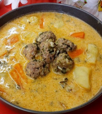 Γιουβαρλάκια αυγολέμονο σε βαθύ πιάτο - Greek Meatball Soup Avgolemono