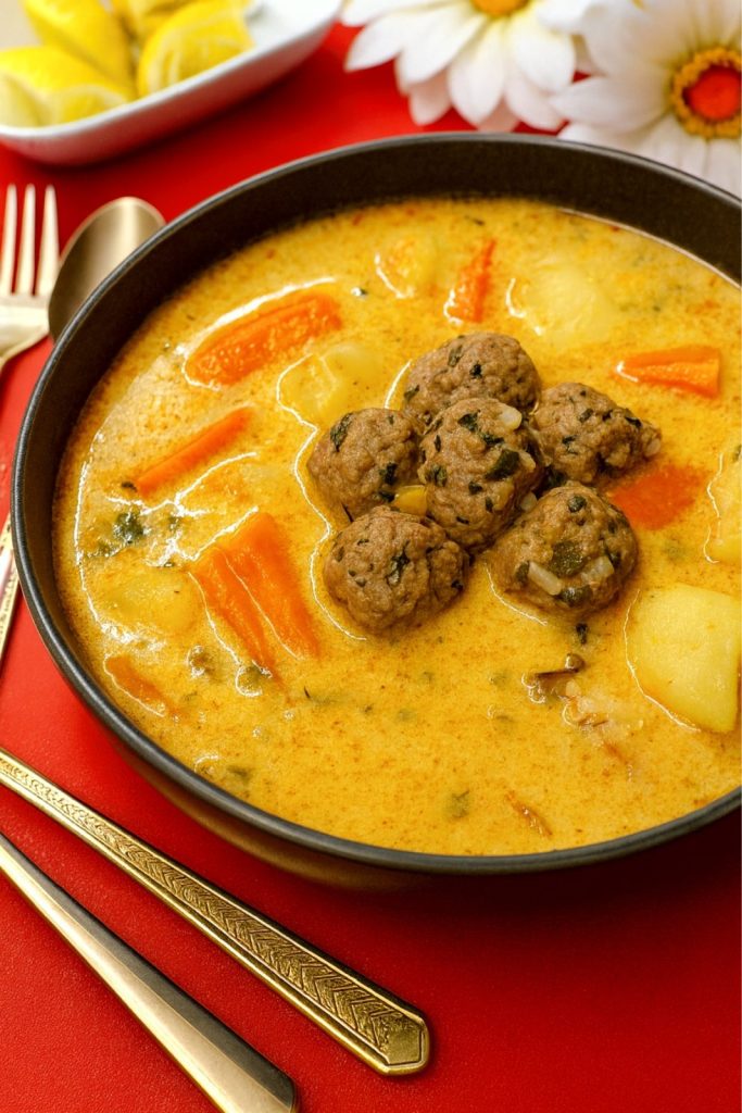 Γιουβαρλάκια αυγολέμονο σε βαθύ πιάτο - Greek Meatball Soup Avgolemono