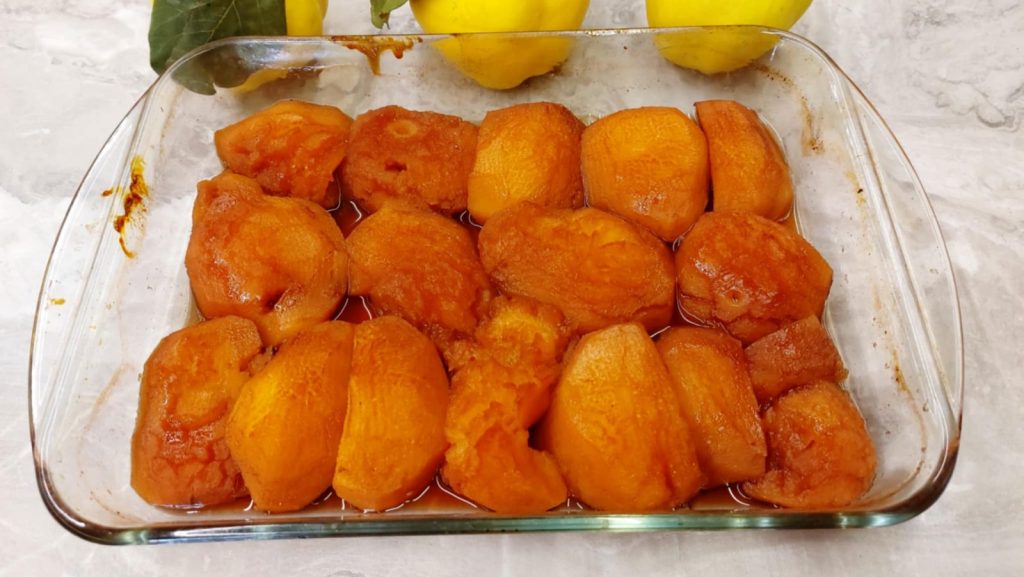Κυδώνια στο φούρνο χωρίς ζάχαρη στο ταψί
