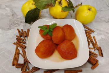 Κυδώνια στο φούρνο χωρίς ζάχαρη σε πιάτο