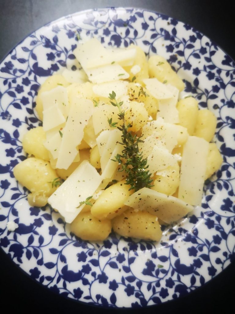 Νιόκι με κατσικίσιο τυρί & γραβιέρα σε πιάτο