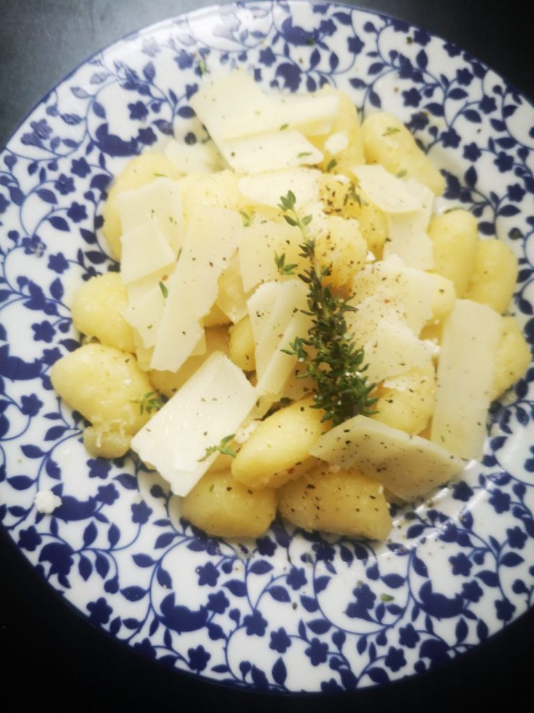 Νιόκι με κατσικίσιο τυρί & γραβιέρα σε πιάτο