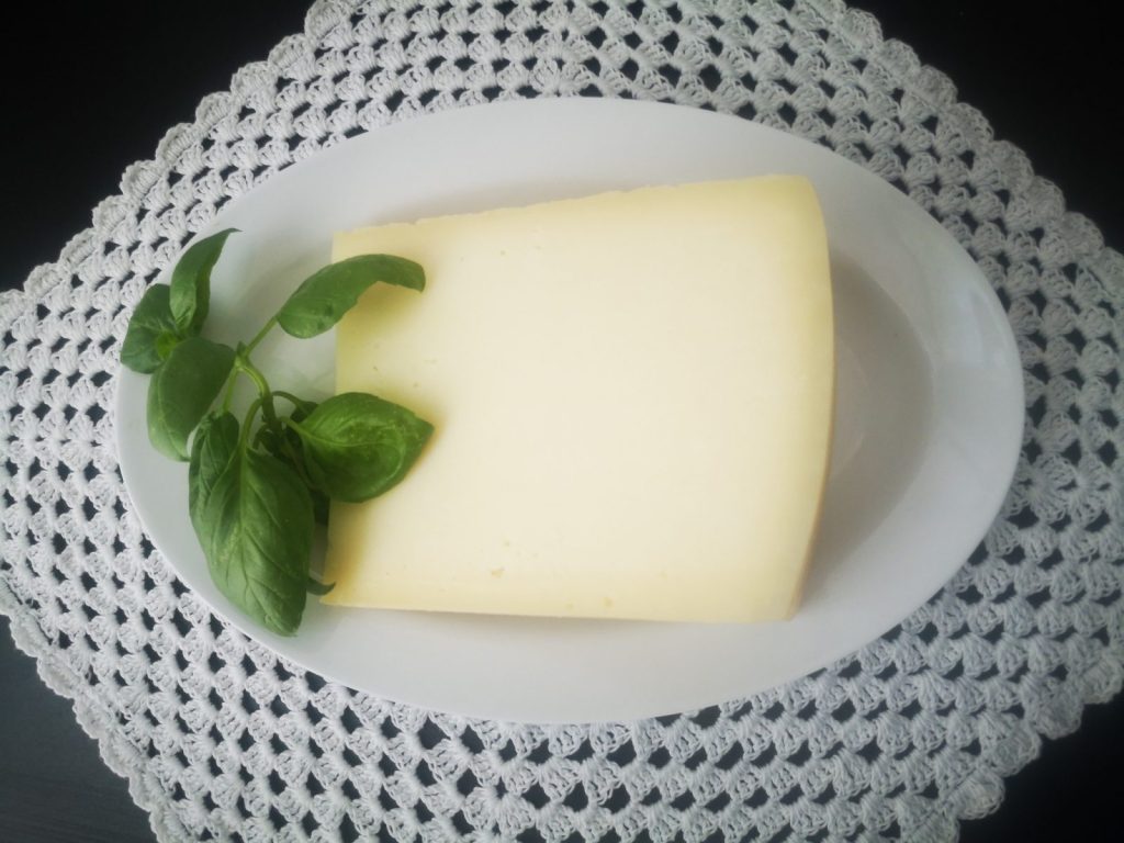 Νιόκι με κατσικίσιο τυρί & γραβιέρα σε πιάτο