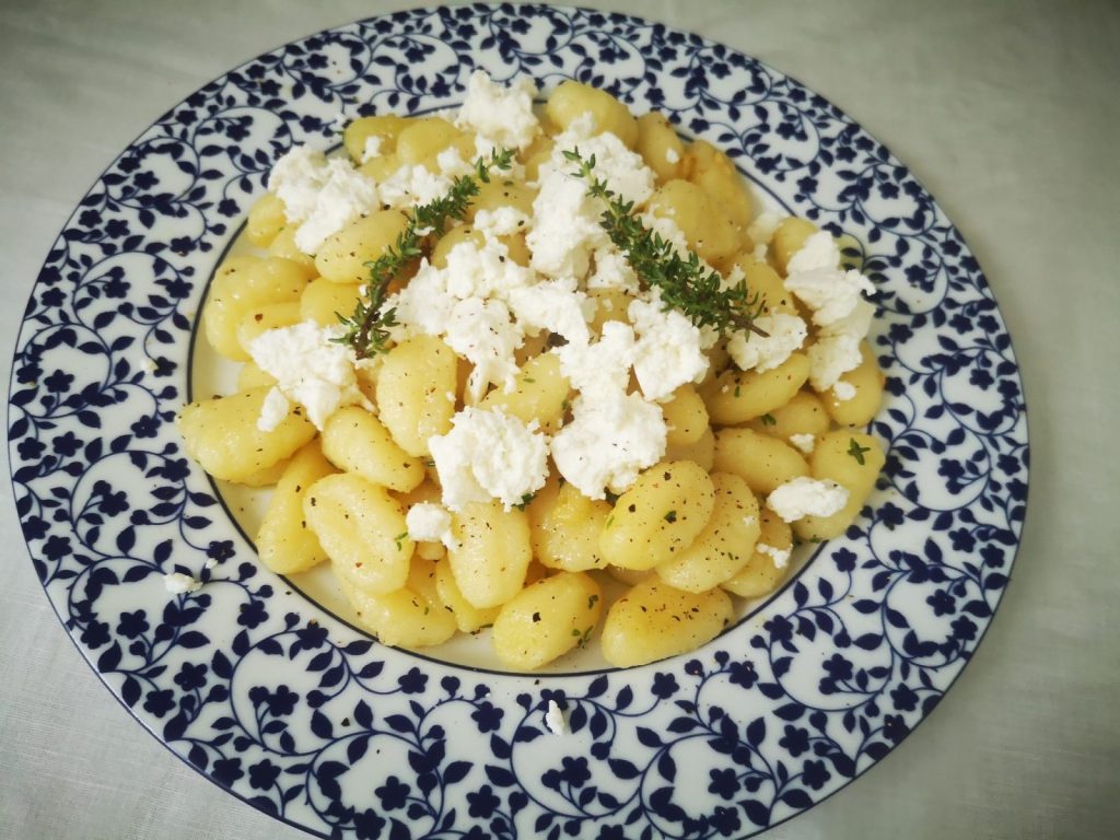 Νιόκι με κατσικίσιο τυρί & γραβιέρα σε πιάτο