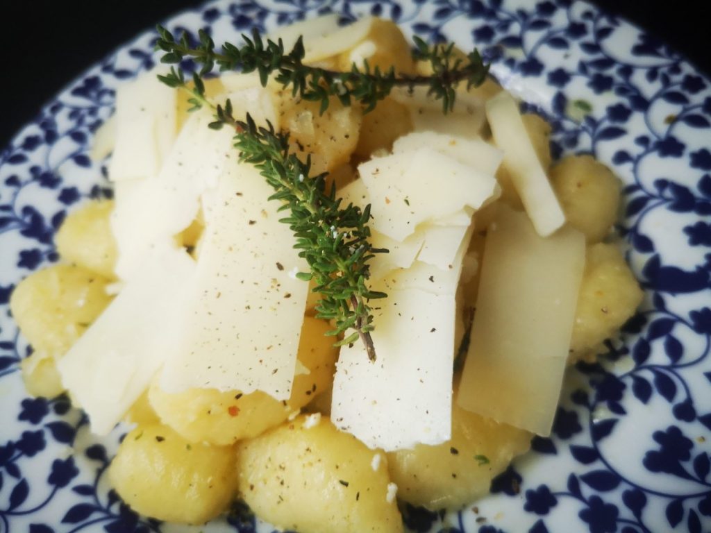 Νιόκι με κατσικίσιο τυρί & γραβιέρα σε πιάτο