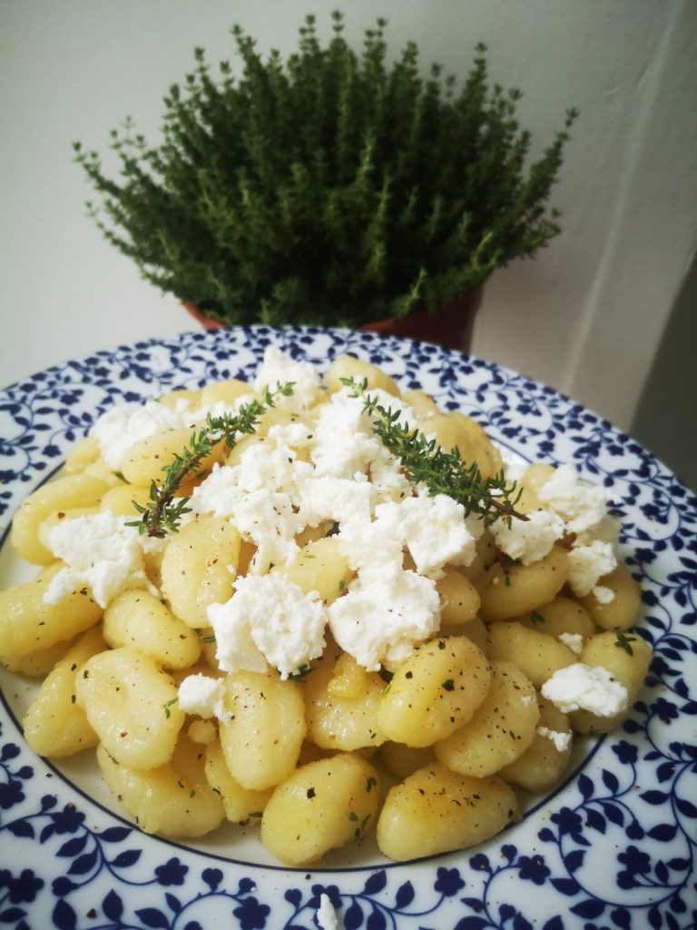 Νιόκι με κατσικίσιο τυρί & γραβιέρα σε πιάτο