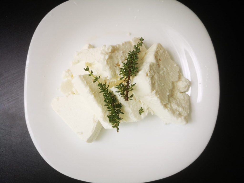 Νιόκι με κατσικίσιο τυρί & γραβιέρα σε πιάτο