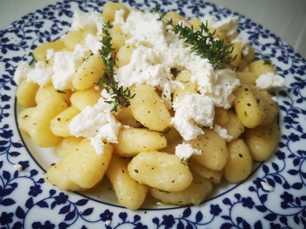 Νιόκι με κατσικίσιο τυρί & γραβιέρα σε πιάτο