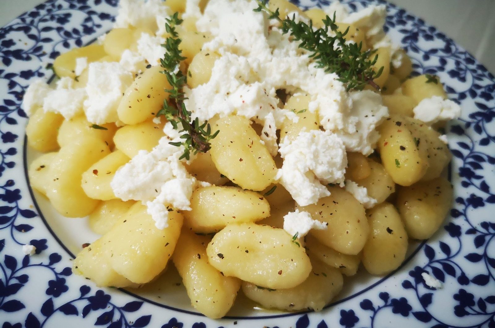 Νιόκι με κατσικίσιο τυρί & γραβιέρα - αρωματισμένα με σκόρδο και θυμάρι