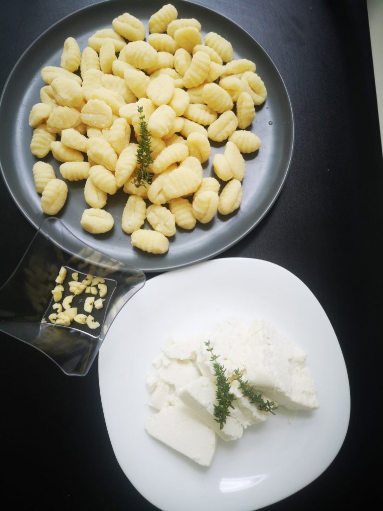 Νιόκι με κατσικίσιο τυρί & γραβιέρα σε πιάτο