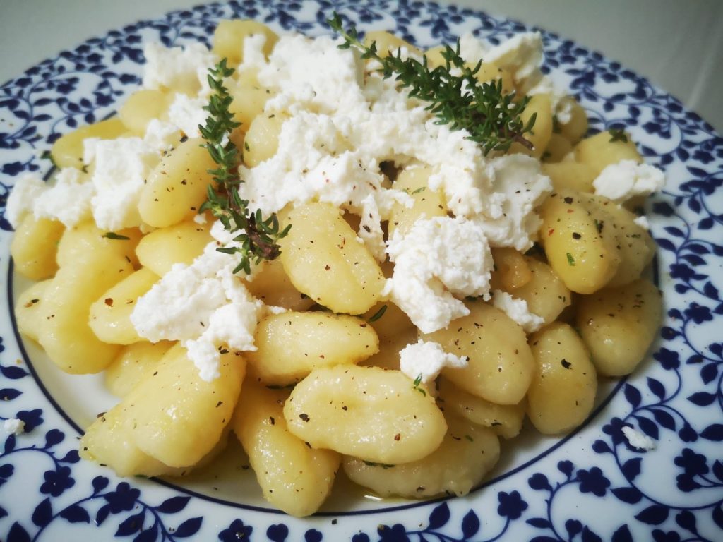 Νιόκι με κατσικίσιο τυρί & γραβιέρα σε πιάτο