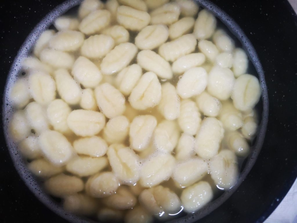 Νιόκι με κατσικίσιο τυρί & γραβιέρα σε πιάτο