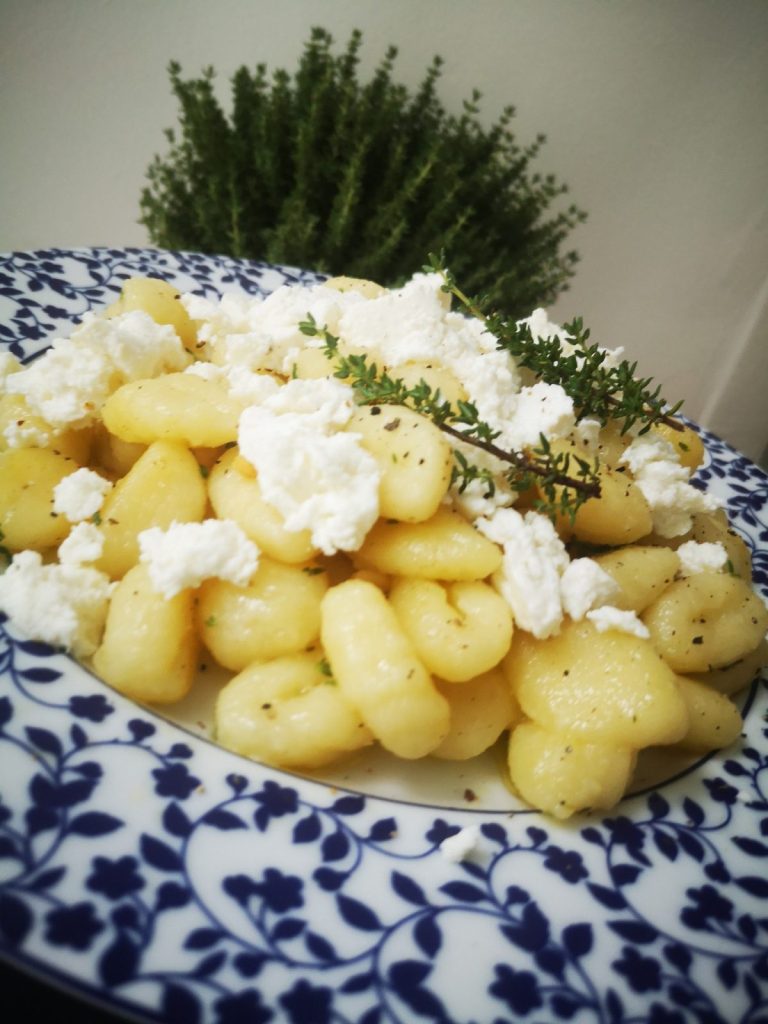 Νιόκι με κατσικίσιο τυρί & γραβιέρα σε πιάτο