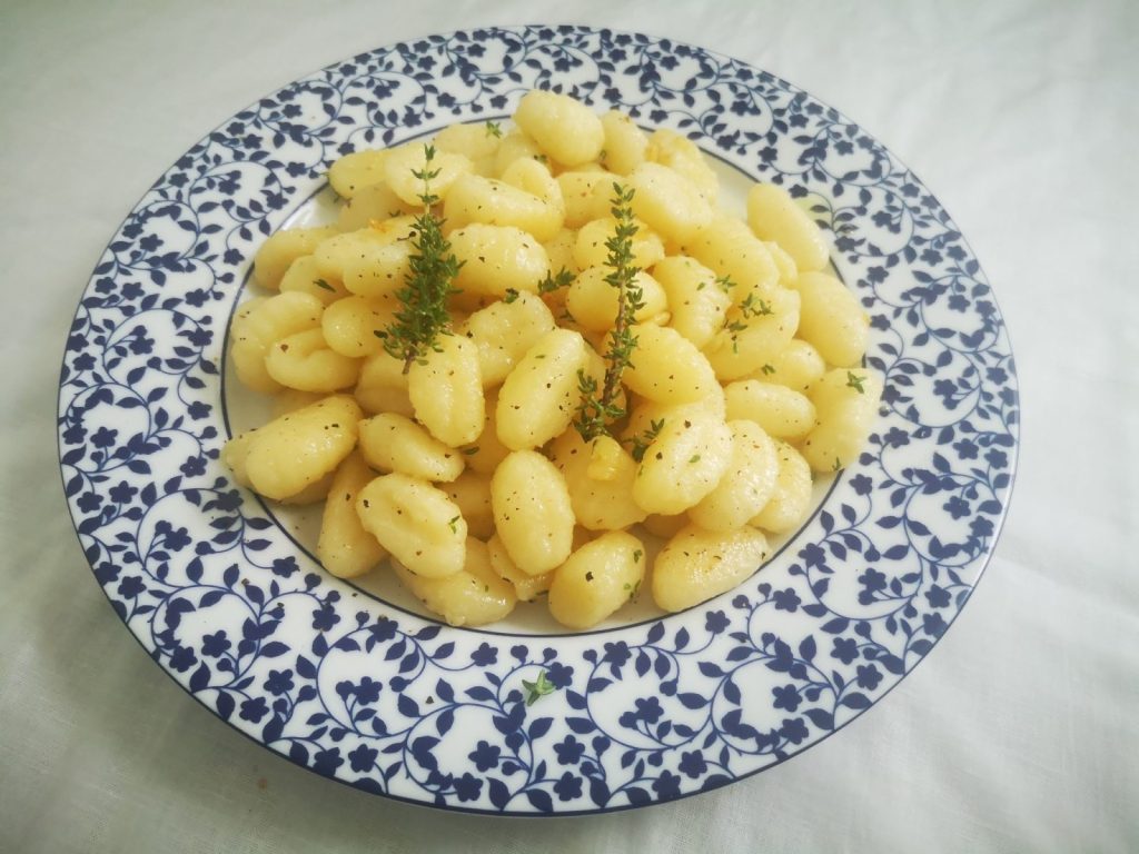 Νιόκι με κατσικίσιο τυρί & γραβιέρα σε πιάτο