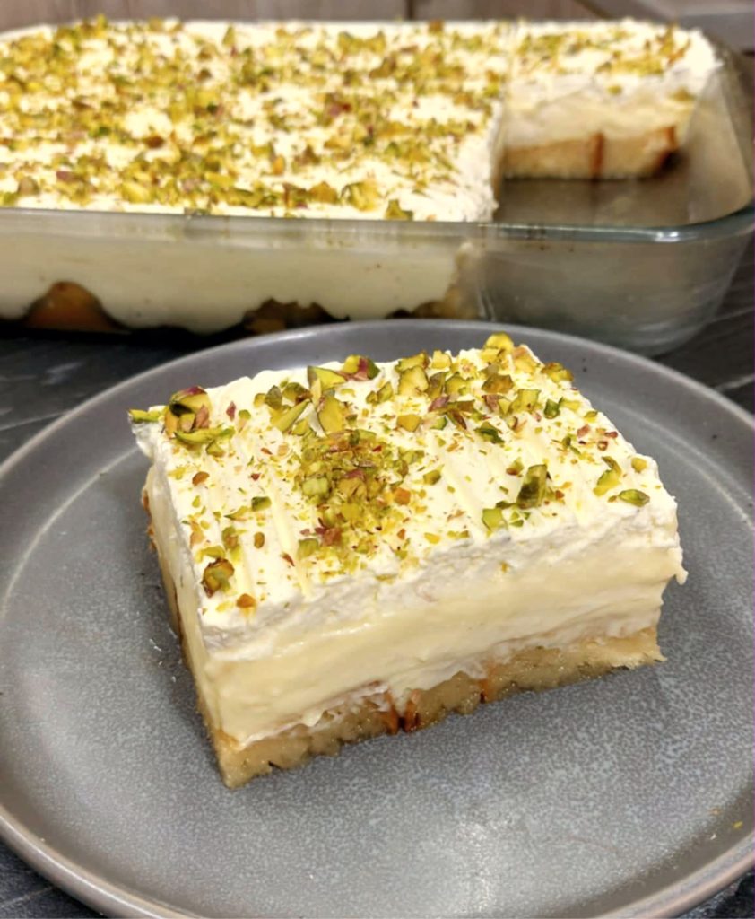 Εκμέκ Τσουρέκι με Βελούδινη Κρέμα σε πιάτο