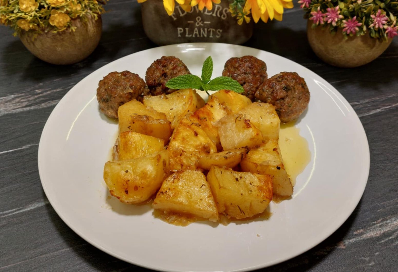 Κεφτεδάκια στον φούρνο με πατάτες λεμονάτες