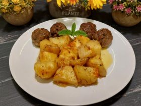 Κεφτεδάκια με πατάτες λεμονάτες στο φούρνο σε πιάτο