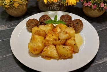 Κεφτεδάκια με πατάτες λεμονάτες στο φούρνο σε πιάτο