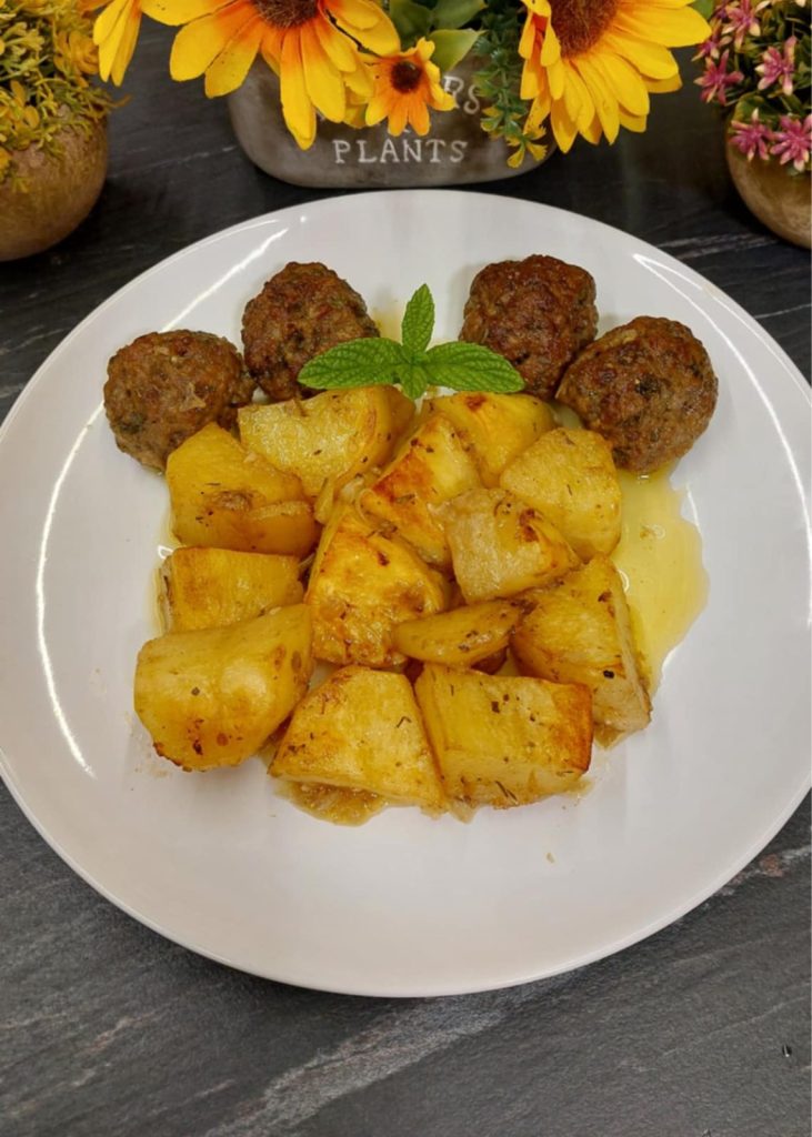 Κεφτεδάκια με πατάτες λεμονάτες στο φούρνο σε πιάτο