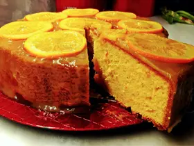 Κέικ με σάλτσα πορτοκαλιού και καραμελωμένες φέτες πορτοκάλι