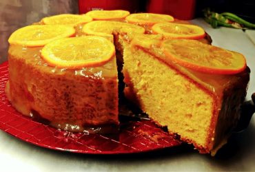 Κέικ με σάλτσα πορτοκαλιού και καραμελωμένες φέτες πορτοκάλι