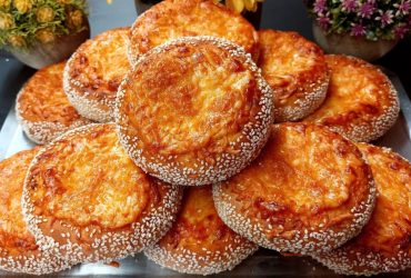 Κουλούρι Γεμιστό με τυρί και σάλτσα