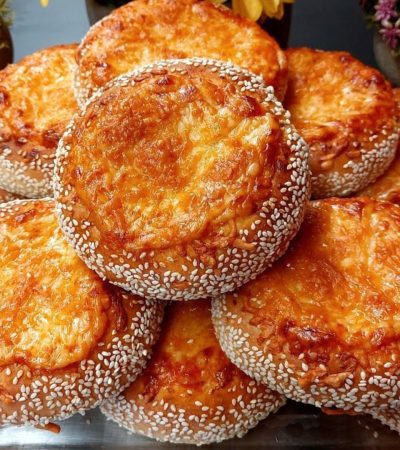 Κουλούρι Γεμιστό με τυρί και σάλτσα - Greek stuffed bread rings