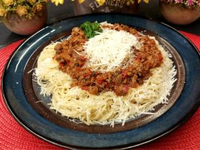 Μακαρόνια με κιμά σε πιάτο