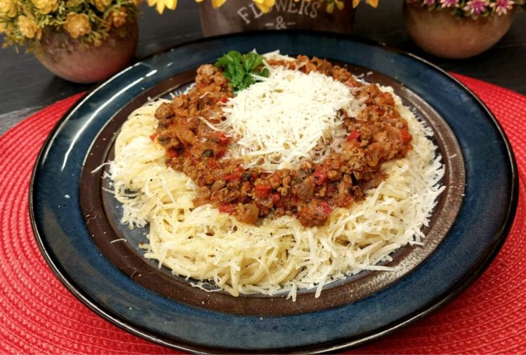 Μακαρόνια με κιμά σε πιάτο