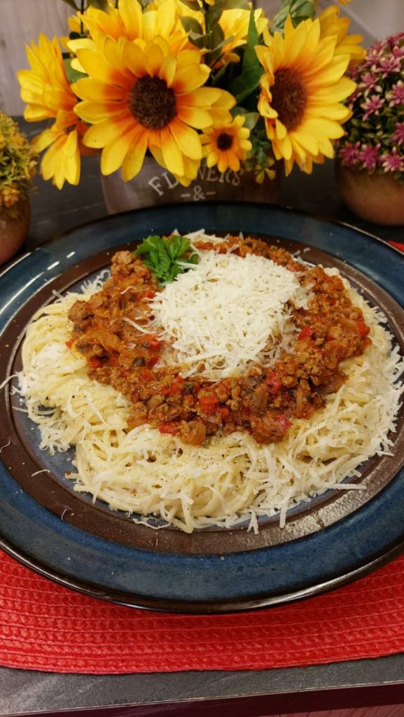 Μακαρόνια με κιμά σε πιάτο