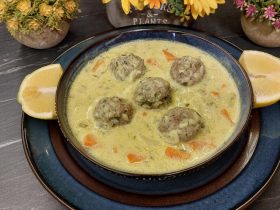 Γιουβαρλάκια Αυγολέμονο σε πιάτο με λεμόνι