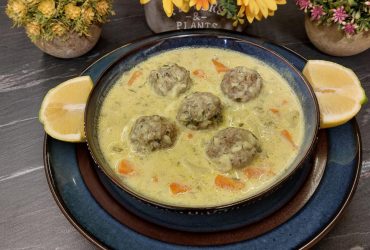 Γιουβαρλάκια Αυγολέμονο σε πιάτο με λεμόνι