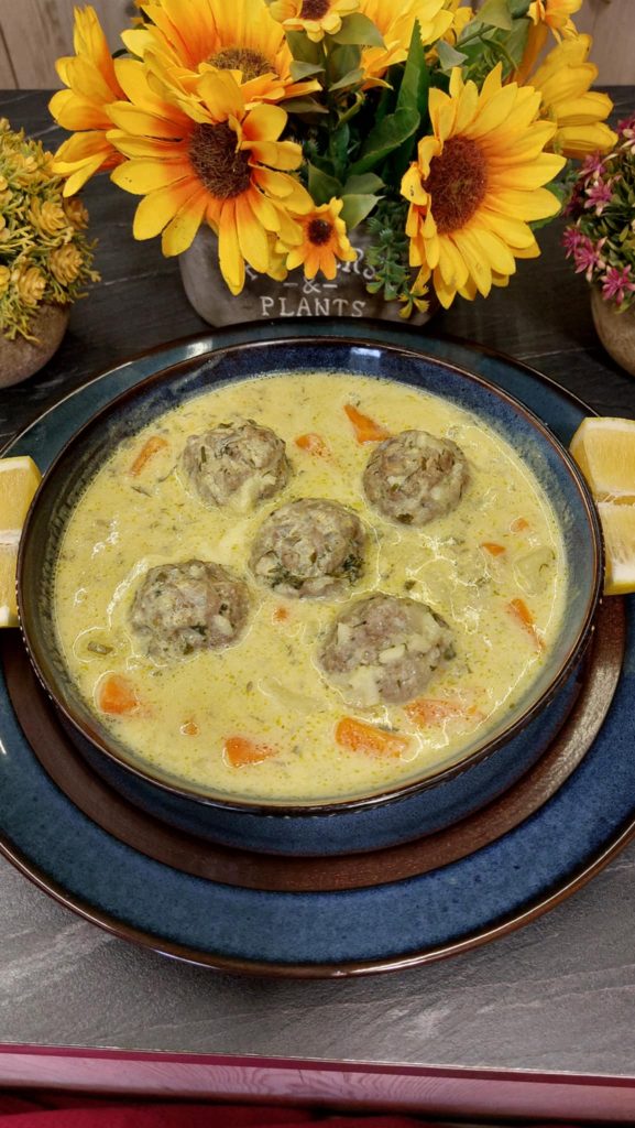 Γιουβαρλάκια Αυγολέμονο σε πιάτο με λεμόνι