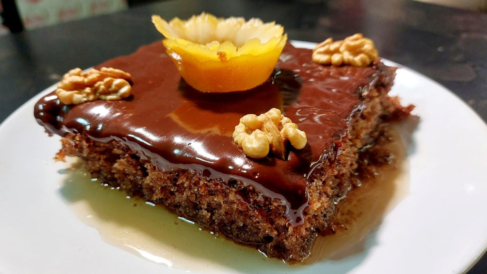 Καρυδόπιτα με επικάλυψη σοκολάτας - Ζουμερή & σιροπιαστή