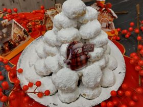 Κουραμπιέδες με φρέσκο βούτυρο σε πιατέλα