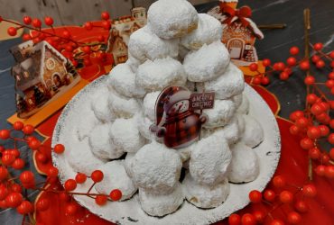 Κουραμπιέδες με φρέσκο βούτυρο σε πιατέλα