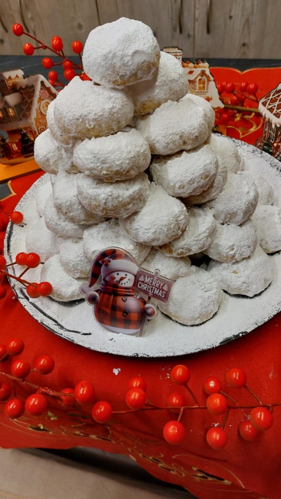 Κουραμπιέδες με φρέσκο βούτυρο σε πιατέλα