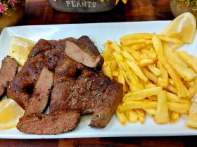 Συκώτι με πατάτες σε πιάτο - Pan fried beef liver greek style