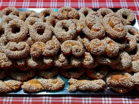 ฮฮฟฯ
ฮปฮฟฯ
ฯฮฌฮบฮนฮฑ / ฮฯฮนฯฮบฯฯฮฑ ฮฮฑฮดฮนฮฟฯ ฮผฮต ฮ ฮฟฯฯฮฟฮบฮฌฮปฮน ฮบฮฑฮน ฮฃฮฟฯ
ฯฮฌฮผฮน - Greek Koulourakia