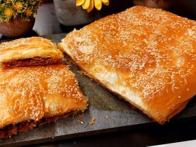 Μανιταρόπιτα νηστίσιμη κομμένη σε πάγκο κοπής