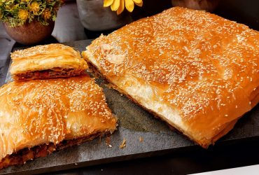 Μανιταρόπιτα νηστίσιμη κομμένη σε πάγκο κοπής