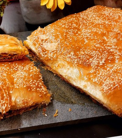 Μανιταρόπιτα νηστίσιμη κομμένη σε πάγκο κοπής