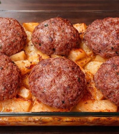 Μπιφτέκια με πατάτες σε πυρέξ