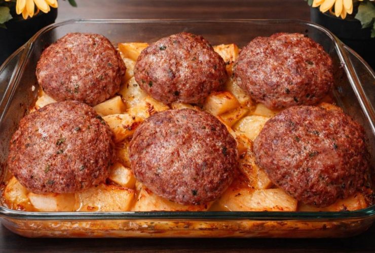 Μπιφτέκια μοσχαρίσια με πατάτες στον φούρνο