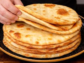 ฮ ฮฏฯฮตฯ ฮณฮนฮฑ ฮฃฮฟฯ
ฮฒฮปฮฌฮบฮน ฯฮต ฯฮนฮฌฯฮฟ - Greek Pita Bread in a plate